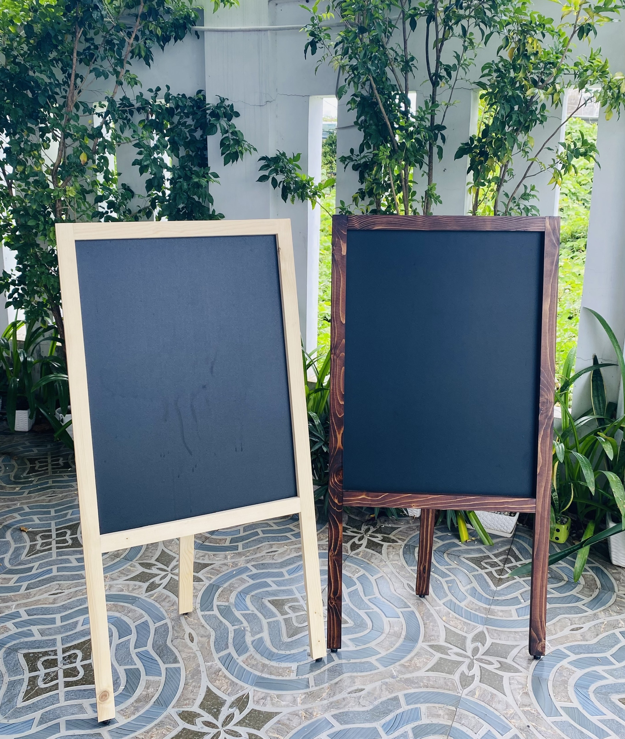 Bảng MENU viết phấn 1 mặt 3 chân gỗ gấp (TẶNG KÈM PHẤN MÀU + XỐP LAU BẢNG) - LUXI decor