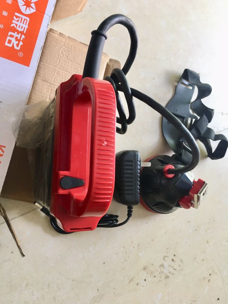 Đèn pin siêu sáng chống nước KM205.