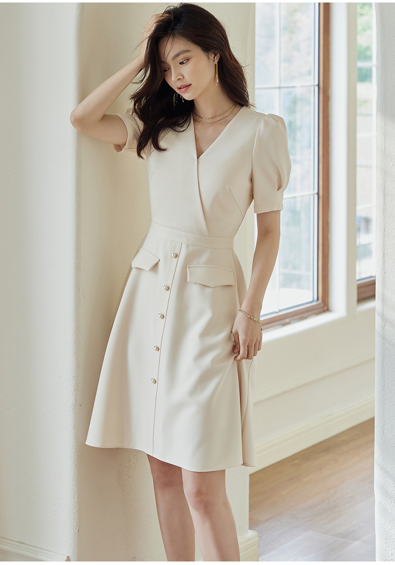 Đầm trắng xoè cổ tim đấp chéo tay ngắn