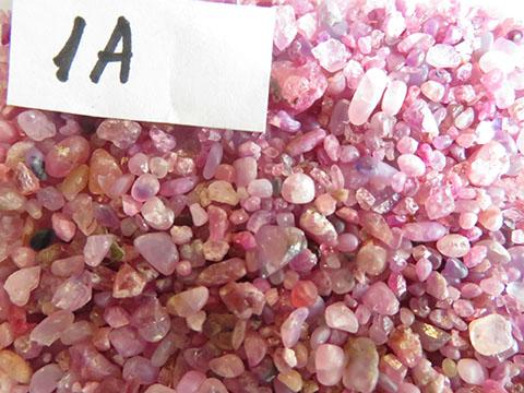 Đá Rubi vụn màu hồng đỏ  mẫu 1A - Đá phong thủy