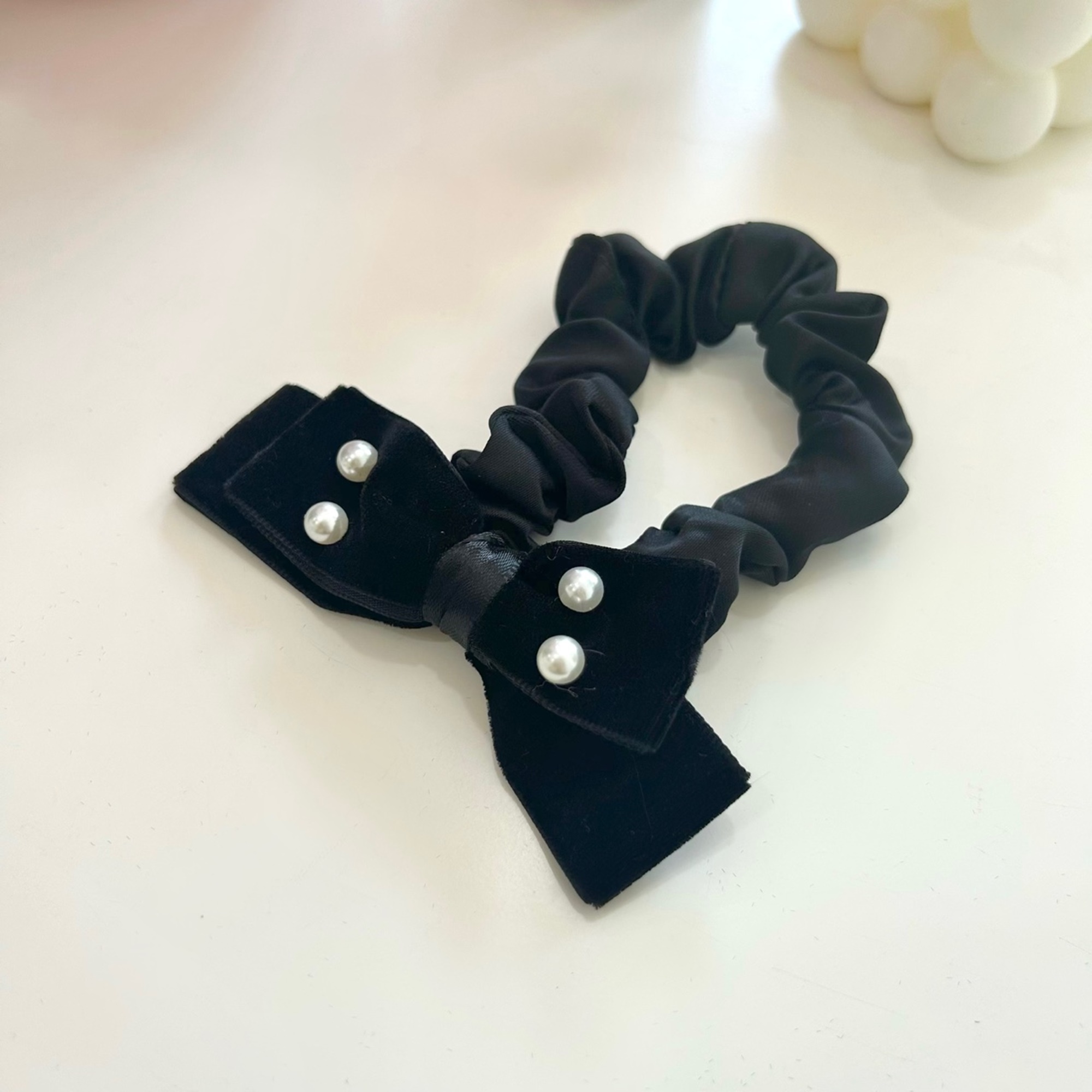 Cột tóc hình nơ vải nhung đính ngọc trai sang trọng thanh lịch quý phái Modleaf Black Pearl Tie Hàn Quốc