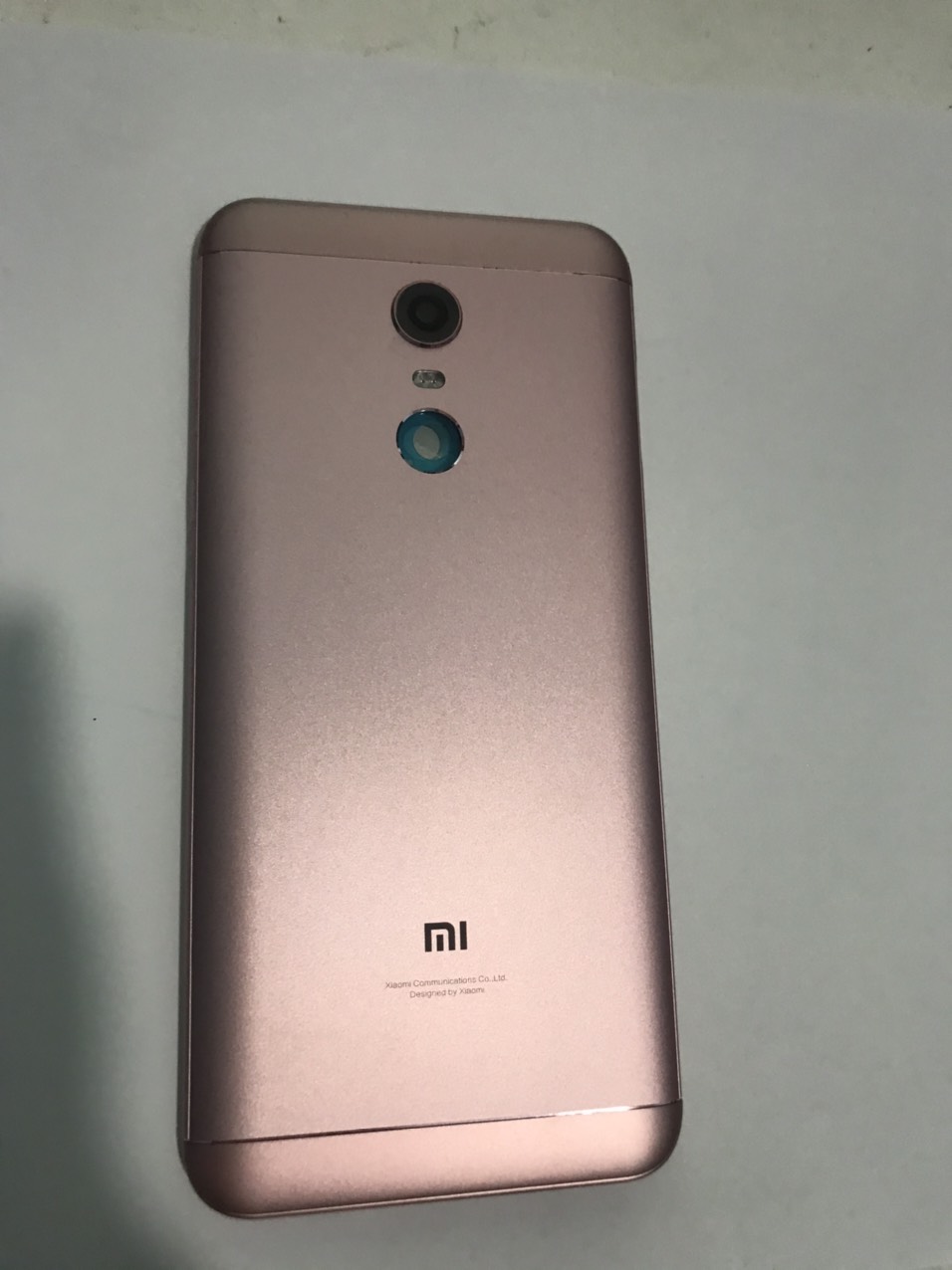bộ vỏ redmi 5 plus -xiaomi (gồm xương .vỏ.nút bấn.kính came)