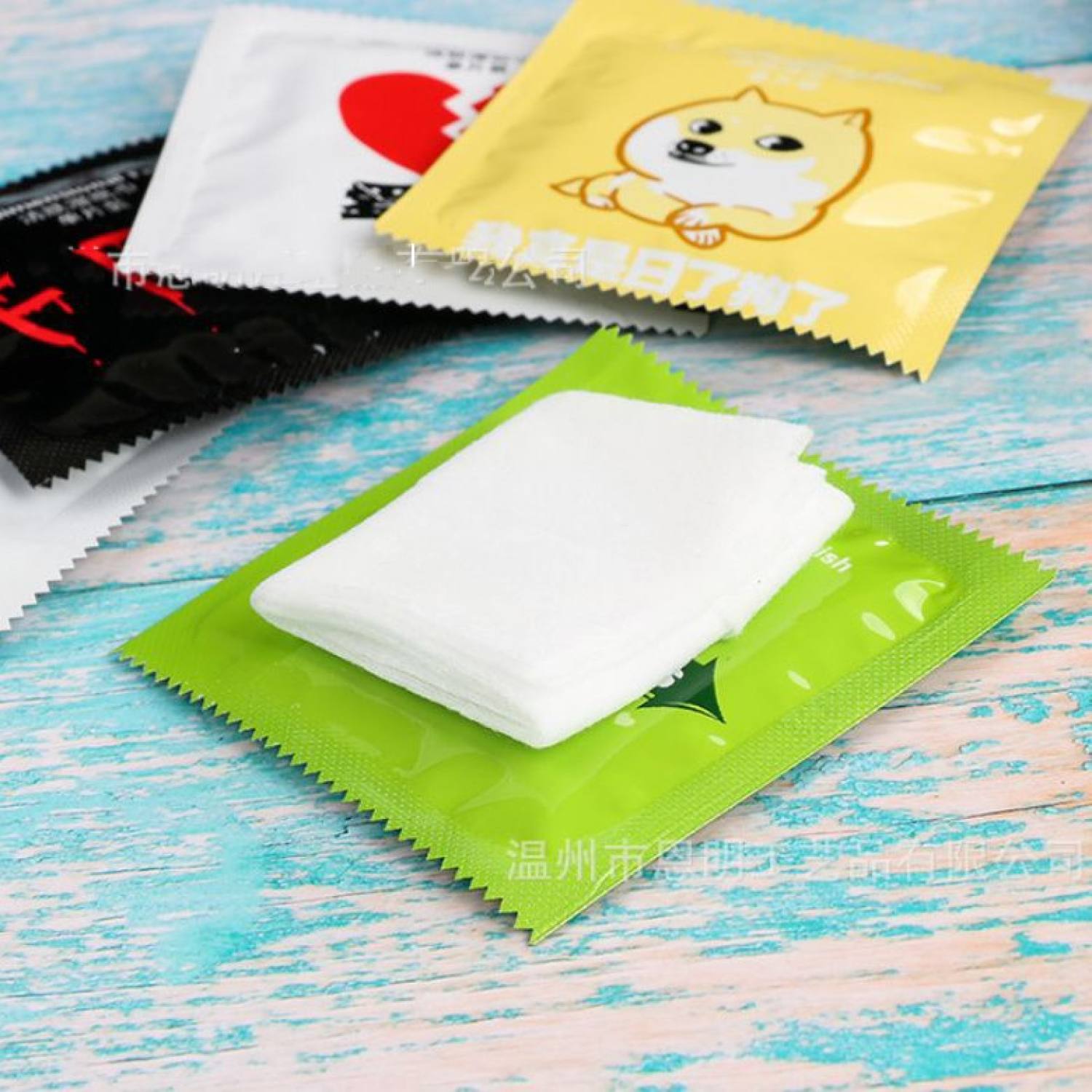 [Set 5 chiếc] Khăn ướt gói vuông mini hình BCS
