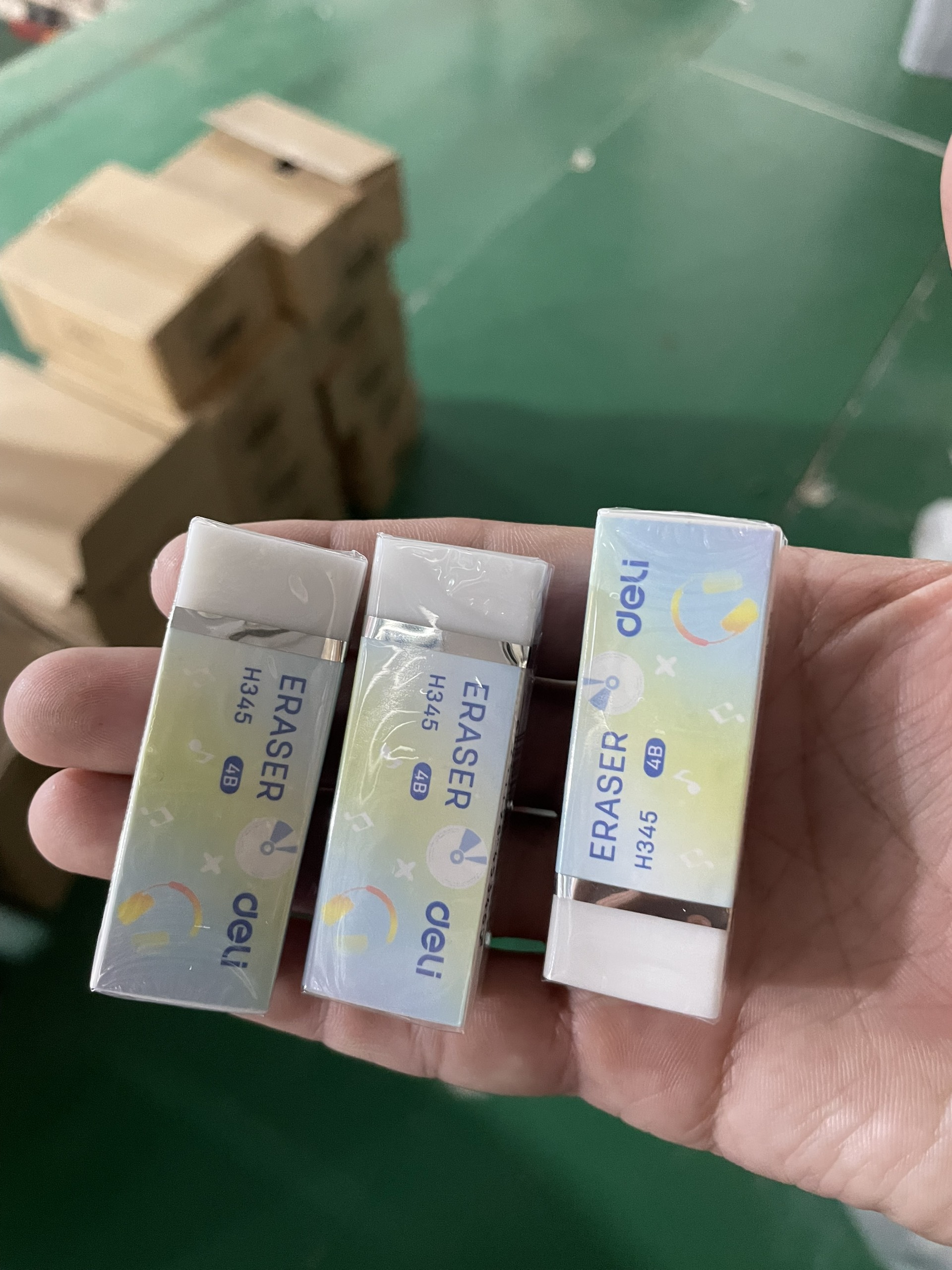 Gôm tẩy trắng không bụi 4b deli h345 sơn tùng