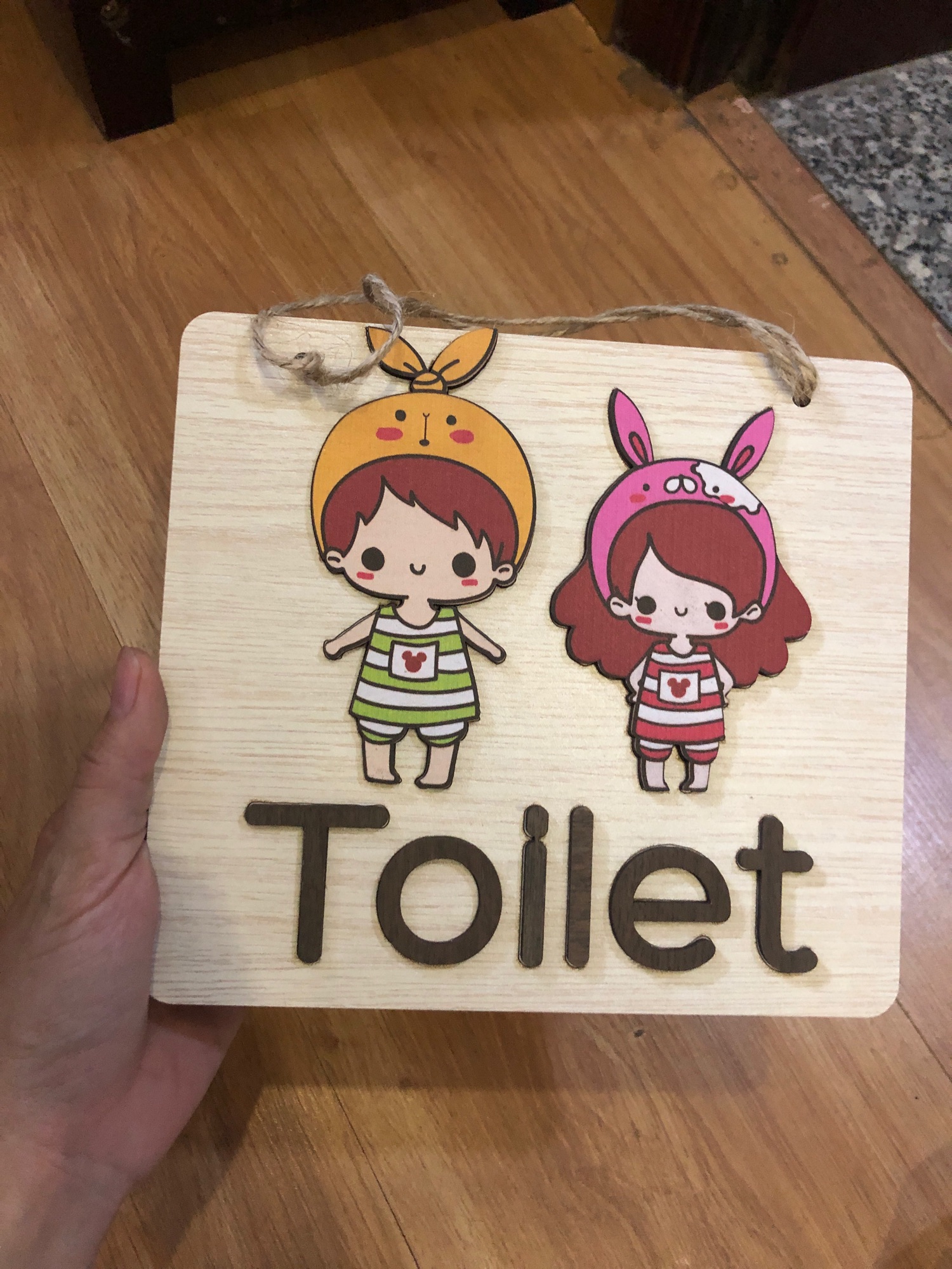 Bảng gỗ, tranh gỗ 3D treo cửa nhà tắm cửa toilet hai cô bé tặng móc dán