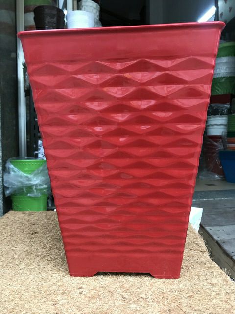 2 cái chậu nhựa vuông mắc lưới cao 35cm.