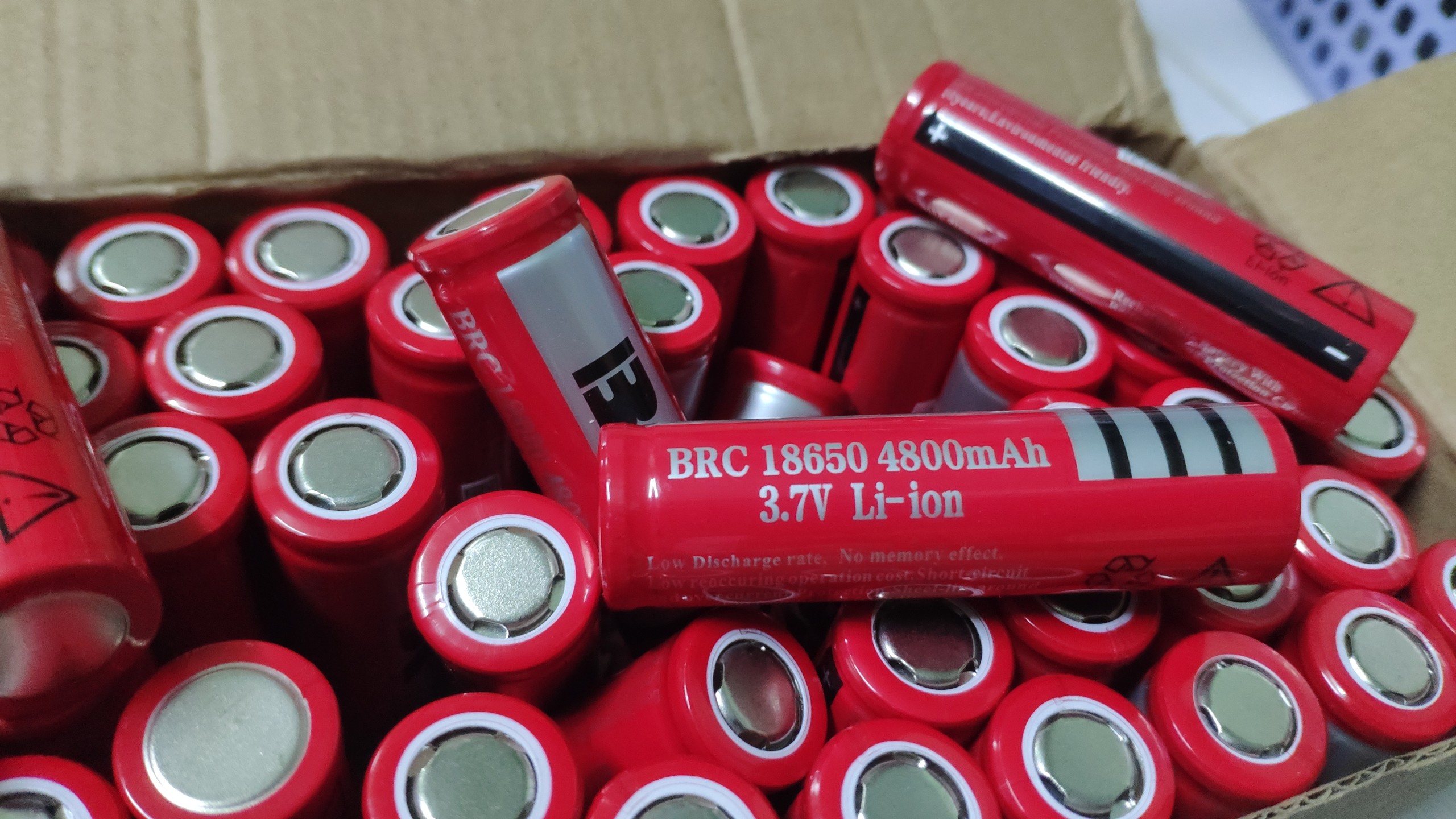 8 viên Pin sạc 18650 hồng ,tím,đỏ,xanh mới 100% dùng cho quạt sạc đèn pin máy nghe pháp