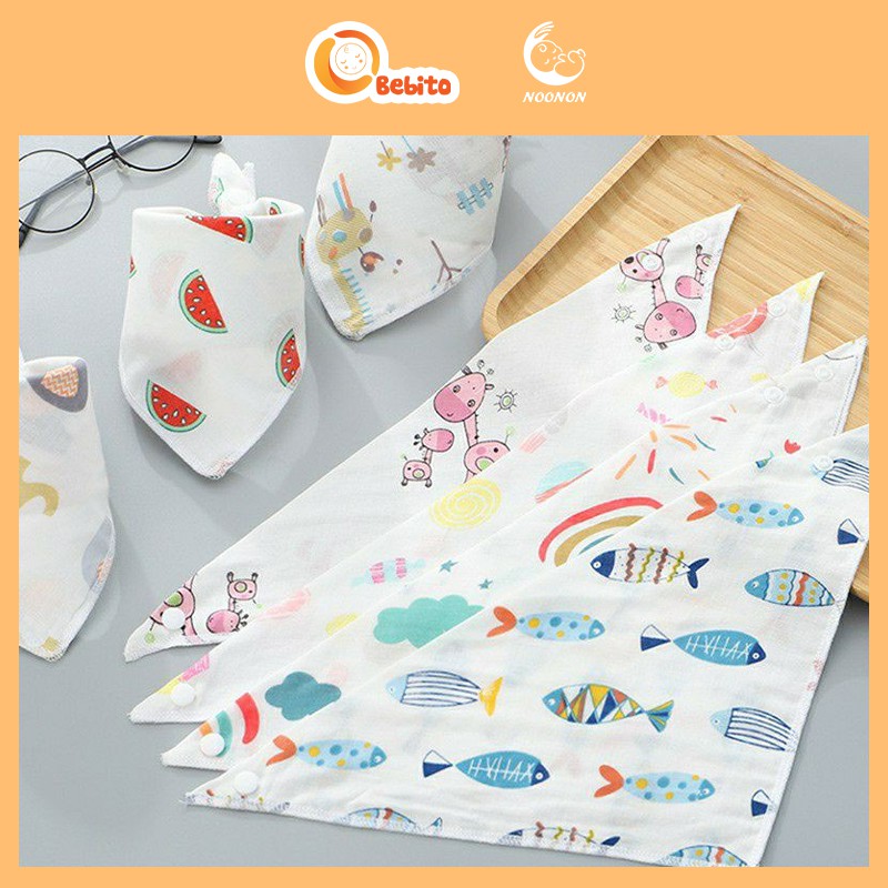 Khăn yếm ăn dặm cho bé có cúc bấm