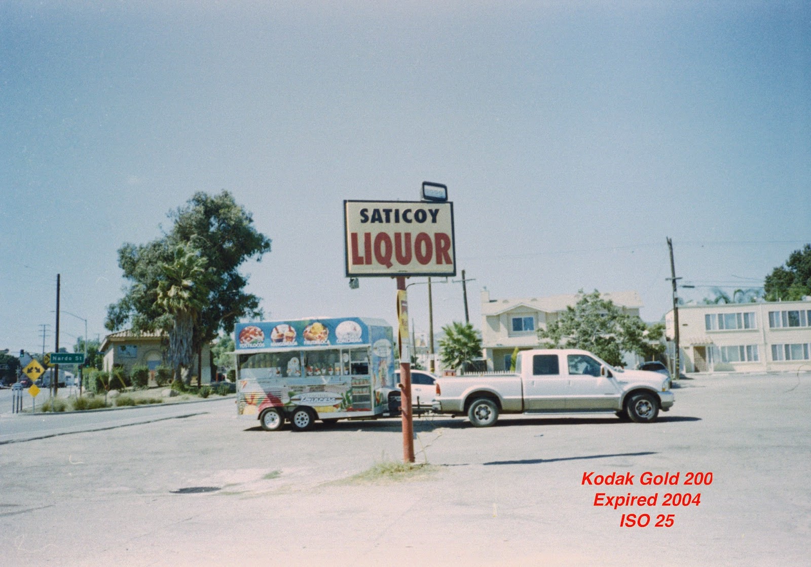 Film Kodak Gold 200 Indate Rẻ