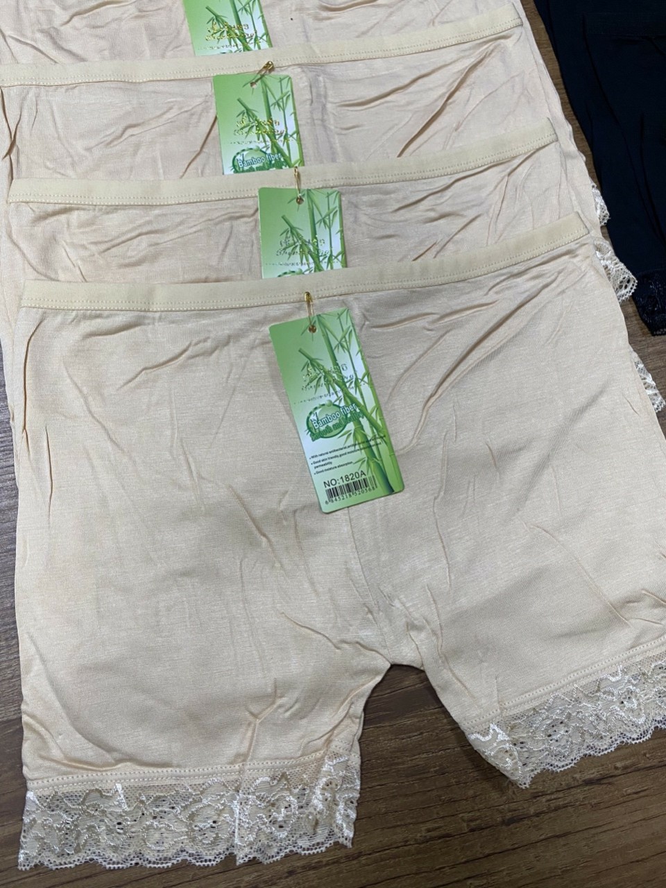 Quần đùi cotton mặc trong váy viền ren