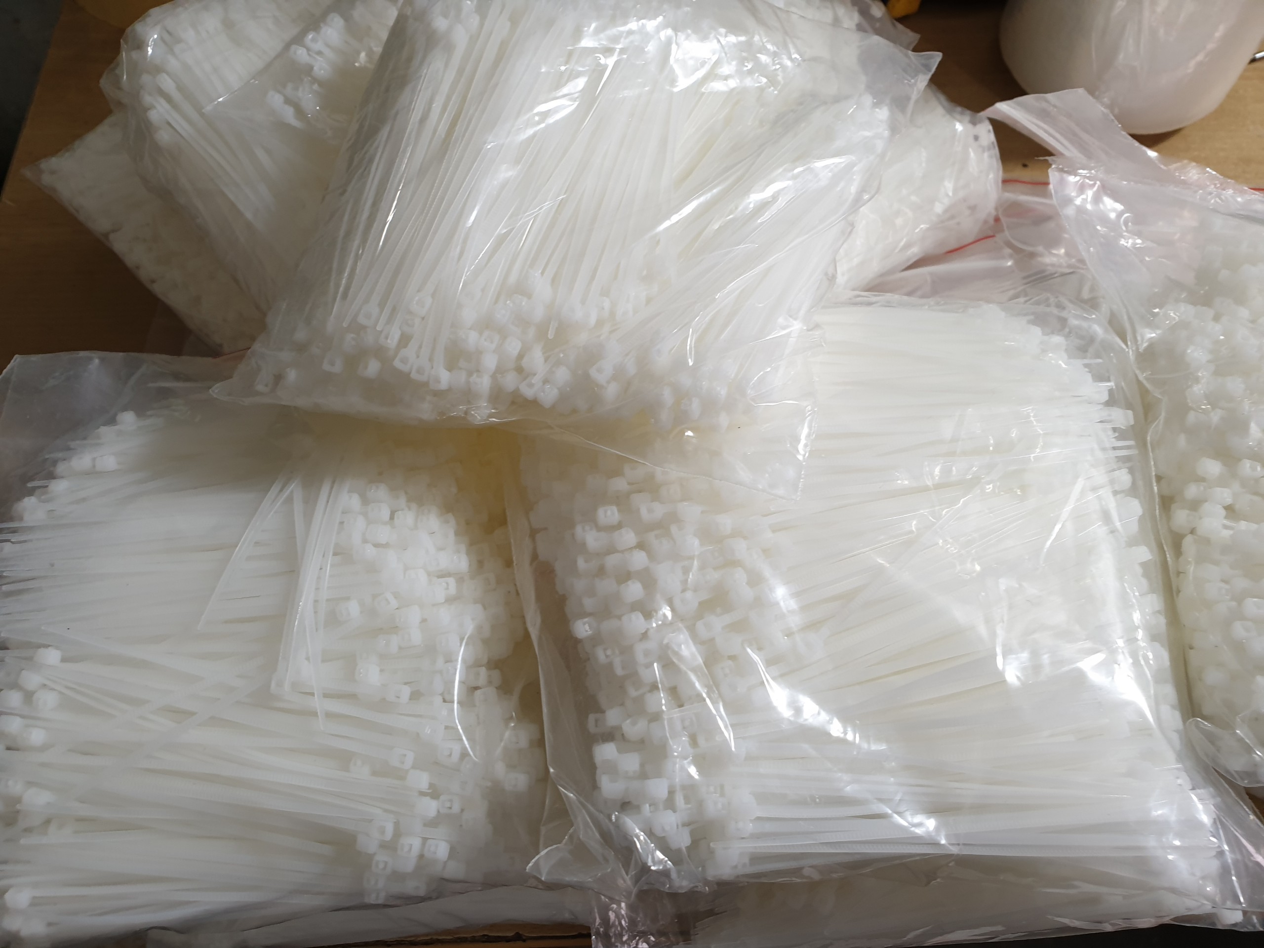 COMBO 20 GÓI LẠT NHỰA TRẮNG 2X100 ( 1000 SỢI / GÓI )