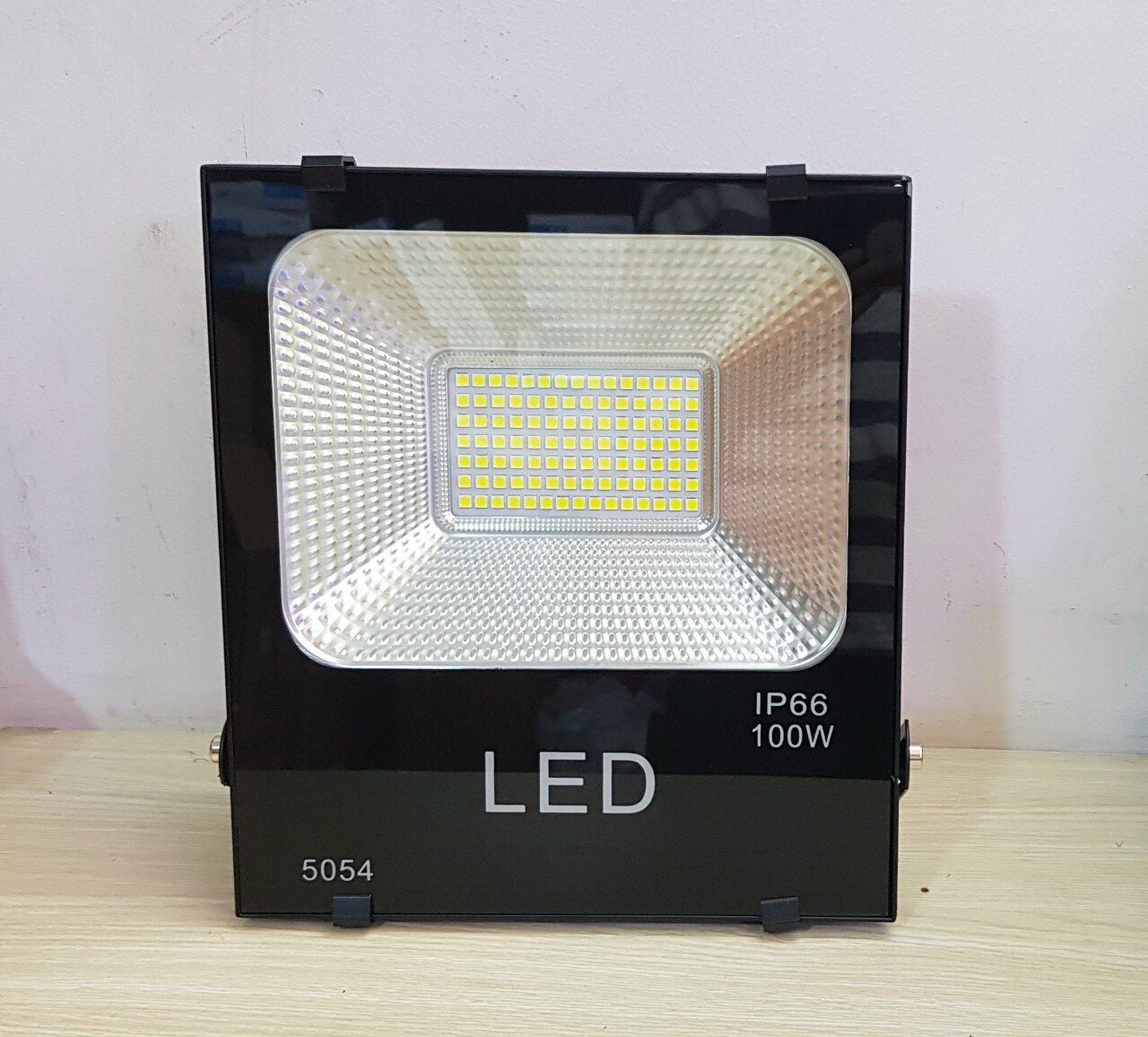 Đèn pha led SMD  IP66 5054 50W/100W/150W200W (6500K sáng trắng/vàng ) bảo hành 12 tháng
