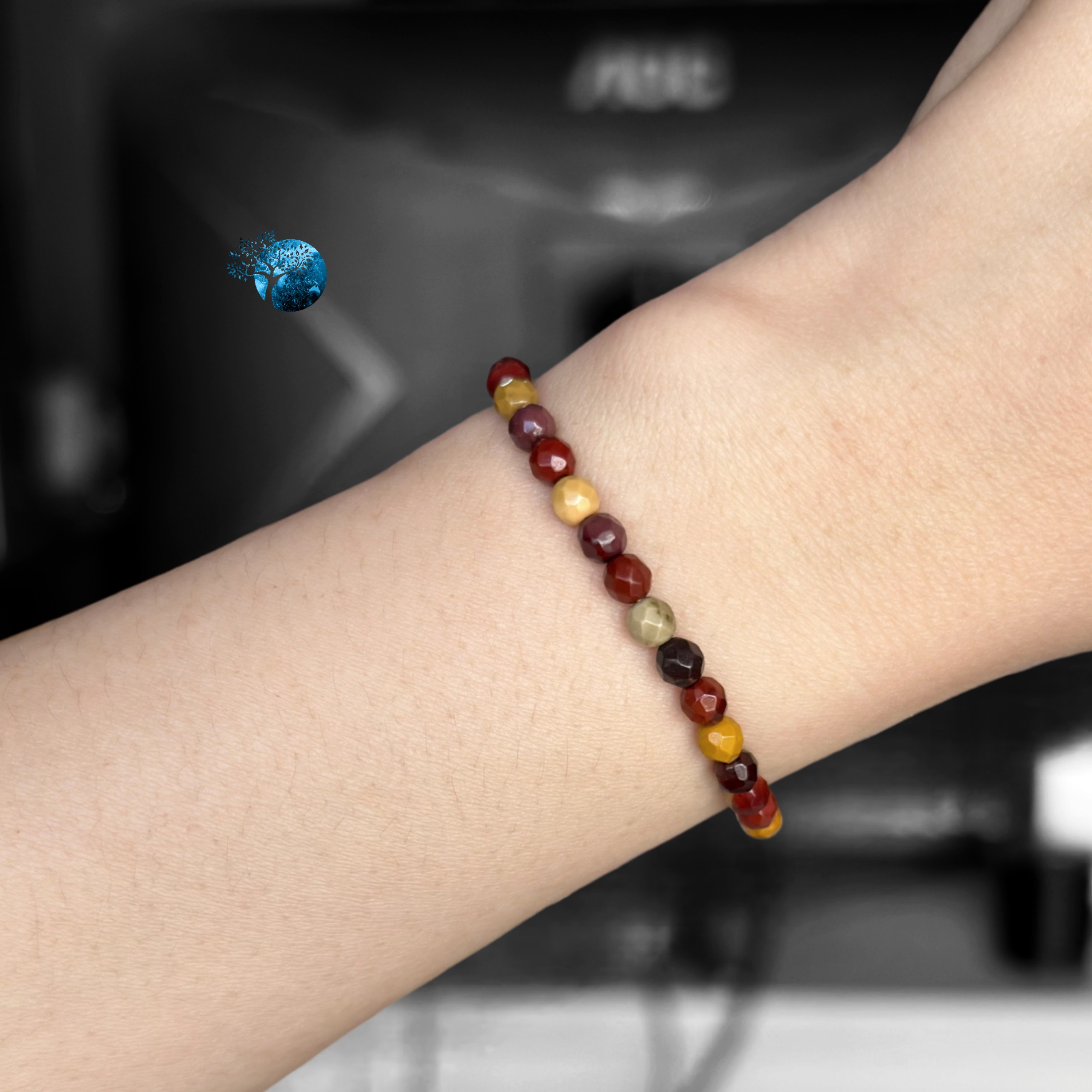 Vòng tay đá mookaite cắt giác 4mm