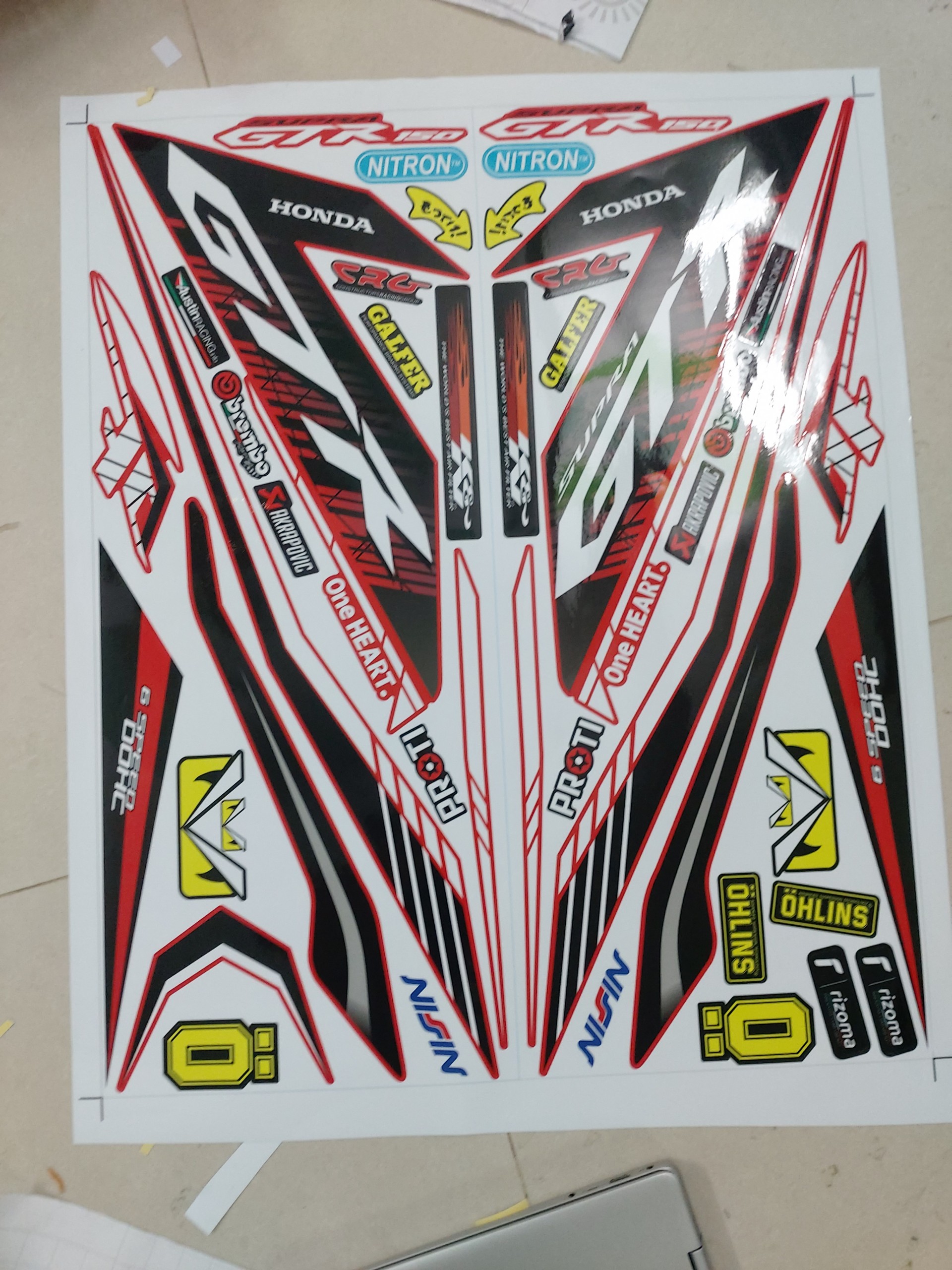 Tem xe winner GTR sọc chéo