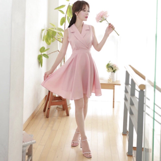 Đầm hồng xoè cổ vest