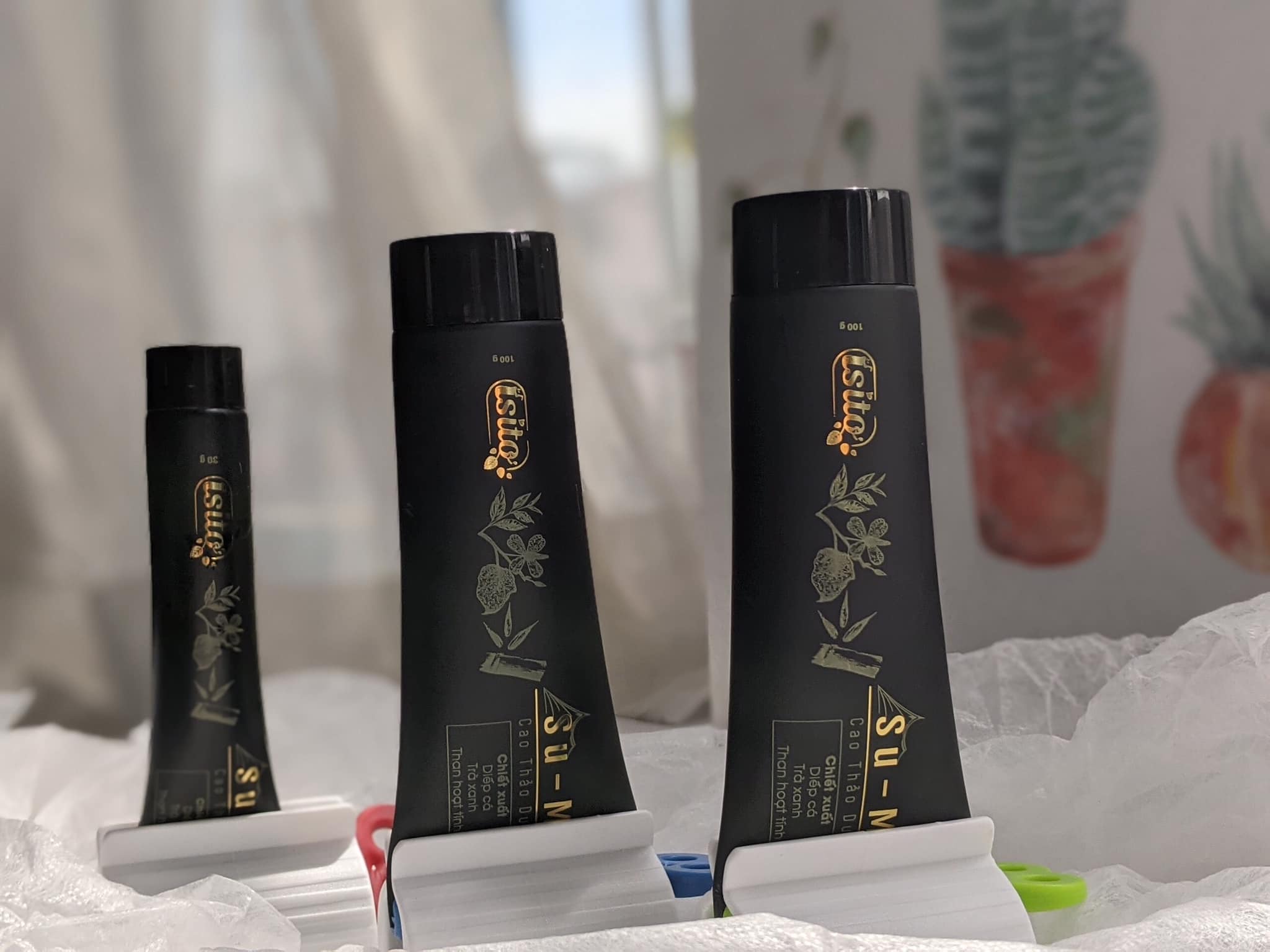 Đế nặn kem đánh răng, sữa rửa mặt ...