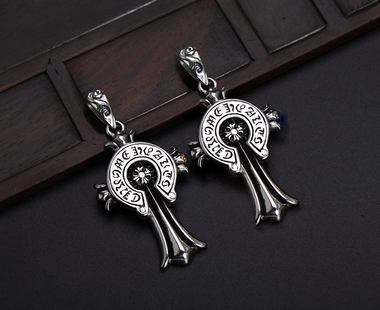 Dây chuyền kiểu dáng Chrome Heart thánh giá