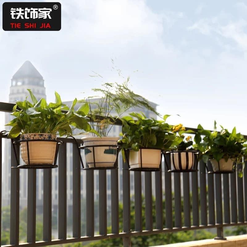 GIÁ SẮT TREO BAN CÔNG ĐỂ CHẬU HOA