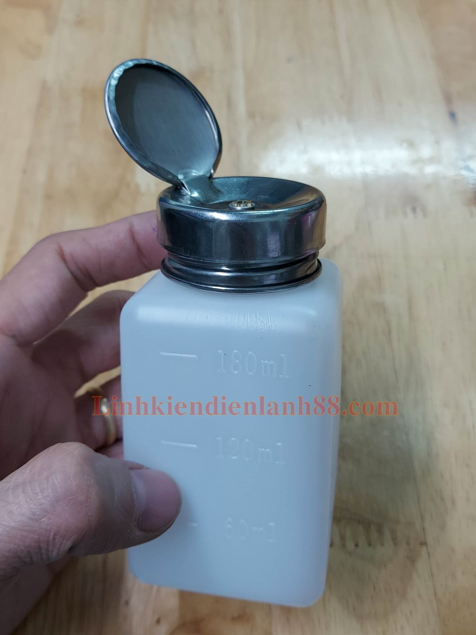 Lọ đựng xăng thơm nhựa 200ml mới !
