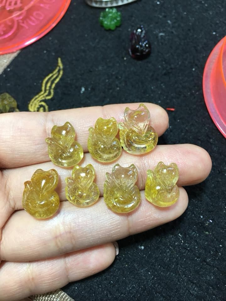 Hồ ly đá tự nhiên thạch anh tóc vàng 420k