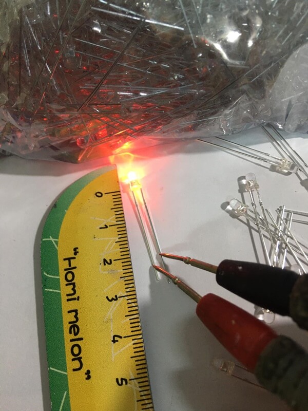 Led chân cắm 3mm vỏ trắng ánh sáng đỏ chân dài mới.