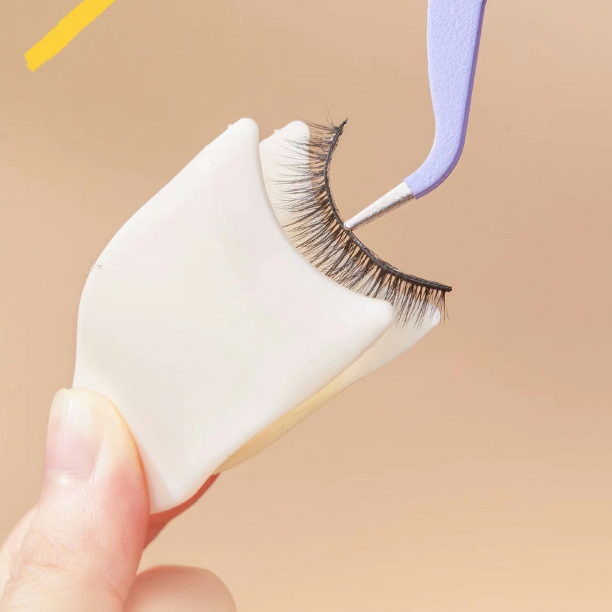Convenient Tweezers for Applying False Eyelashes