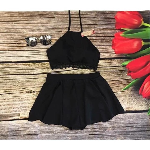 Bikini yếm ren đen mix cùng váy xòe lưng cao kín đáo