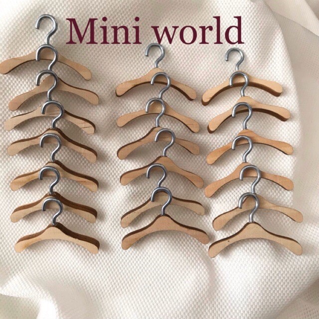 1cái móc áo gỗ treo quần áo cho búp bê barbie. bjd 1/12, 1/8, 1/6 . móc gỗ mini.