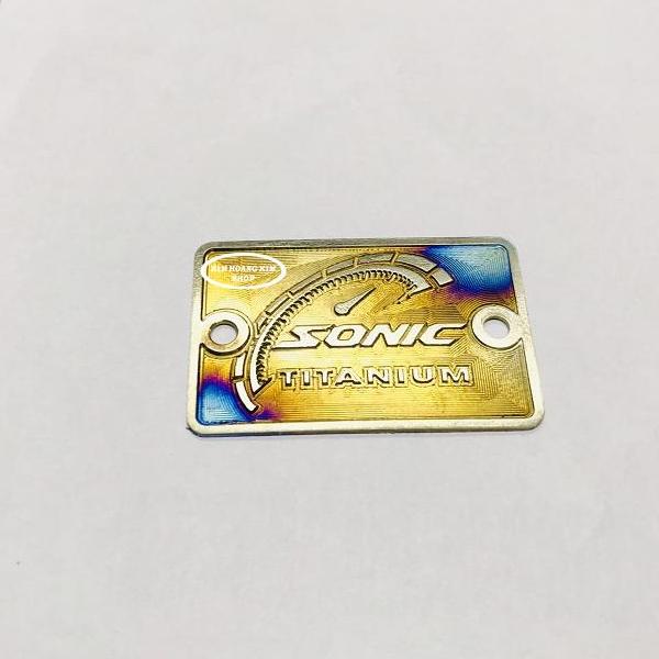 Tem Titan 3D gắn Nắp Dầu Sonic