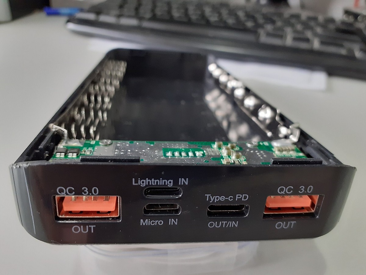 Box Sạc nhanh dự phòng  QC3.0 , 8 Cell Pin 18650( Chưa PIn, màu đen)