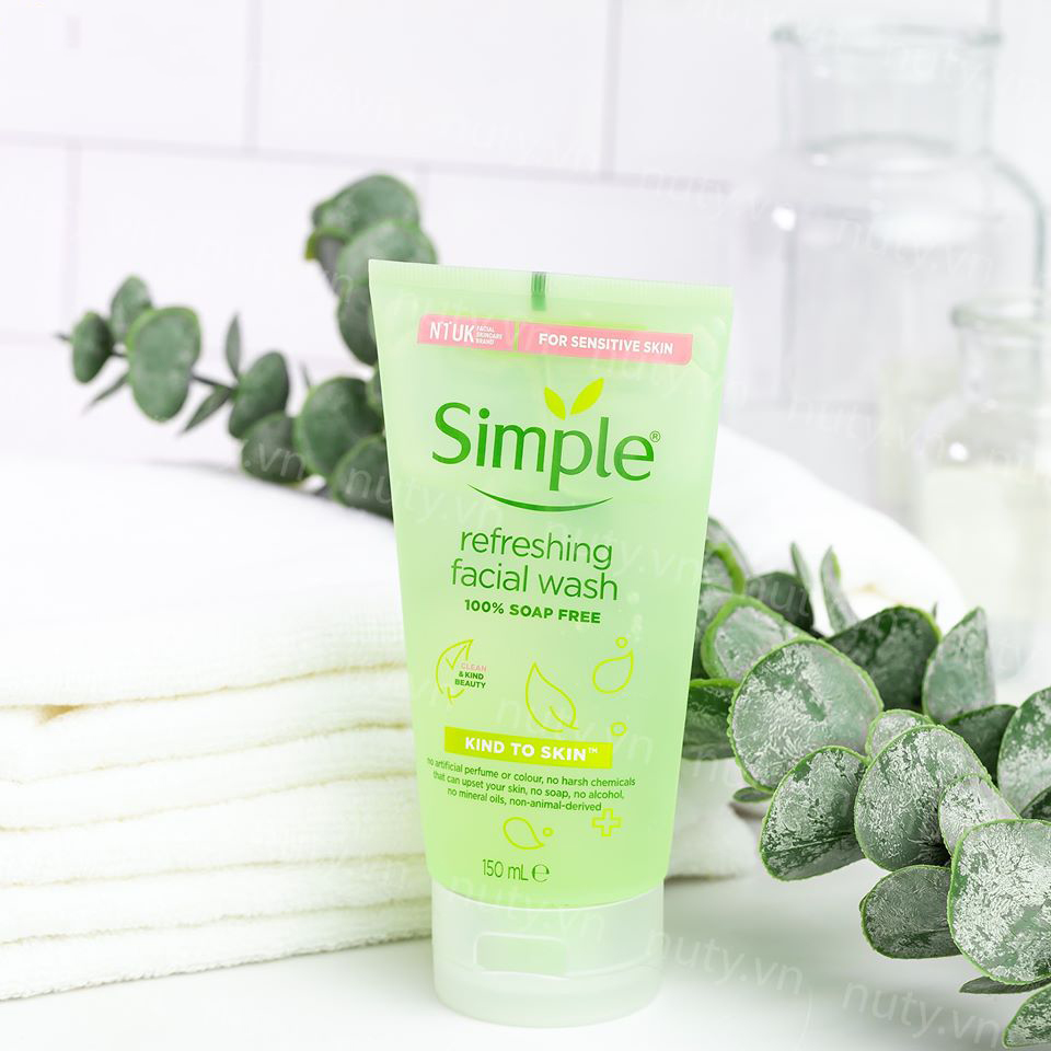 Sữa Rửa Mặt Simple Dưỡng Ẩm 150ml