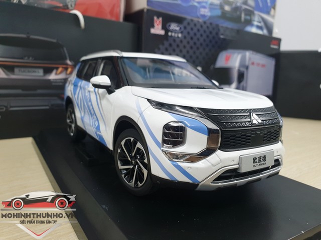 [HCM]Xe mô hình Mitsubishi Outlander 2023 tỉ lệ 1:18