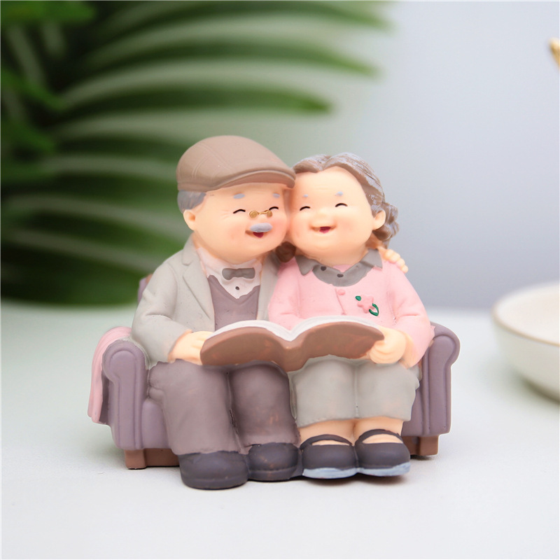 Khuyến mãi lớn tượng ông bà đọc sách trang trí