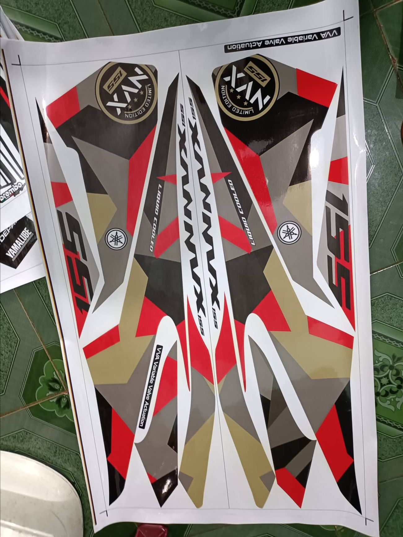 tem rời NVX camo ĐỎ xe trắng