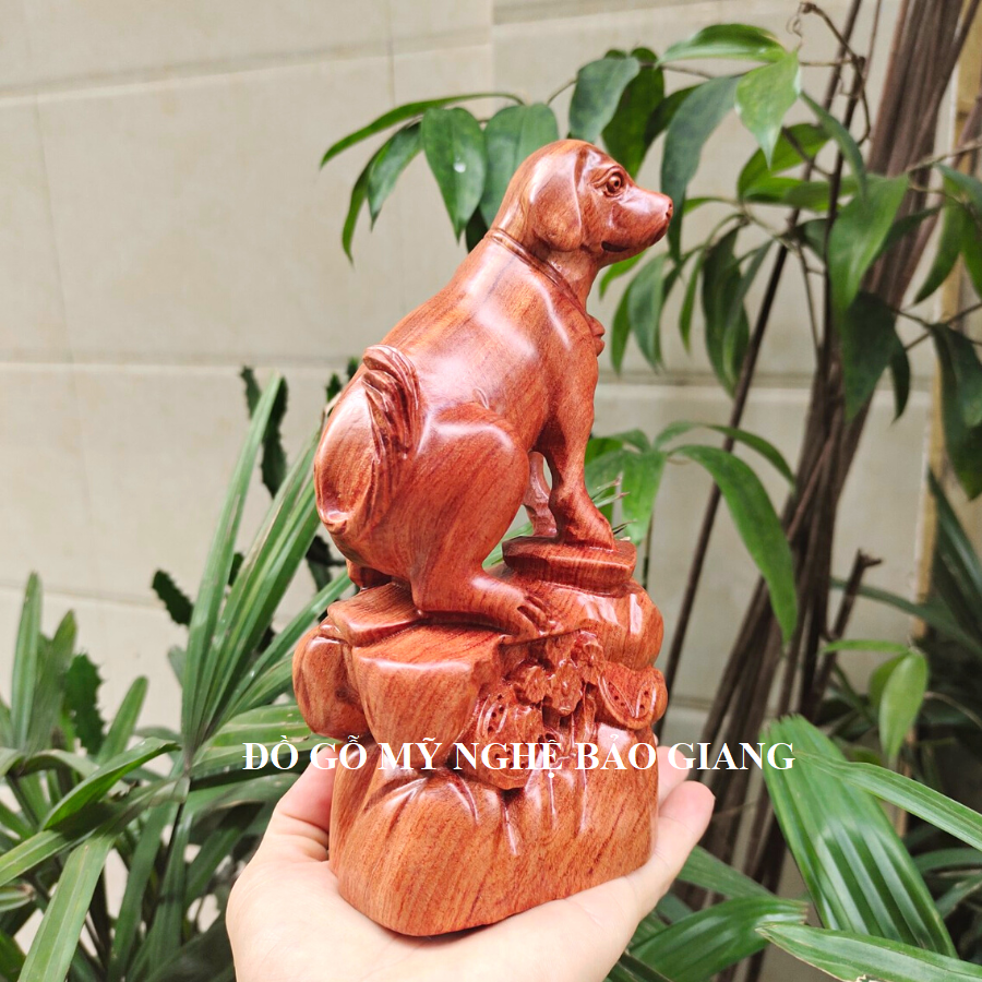 Tượng con chó gỗ hương cao 20 cm