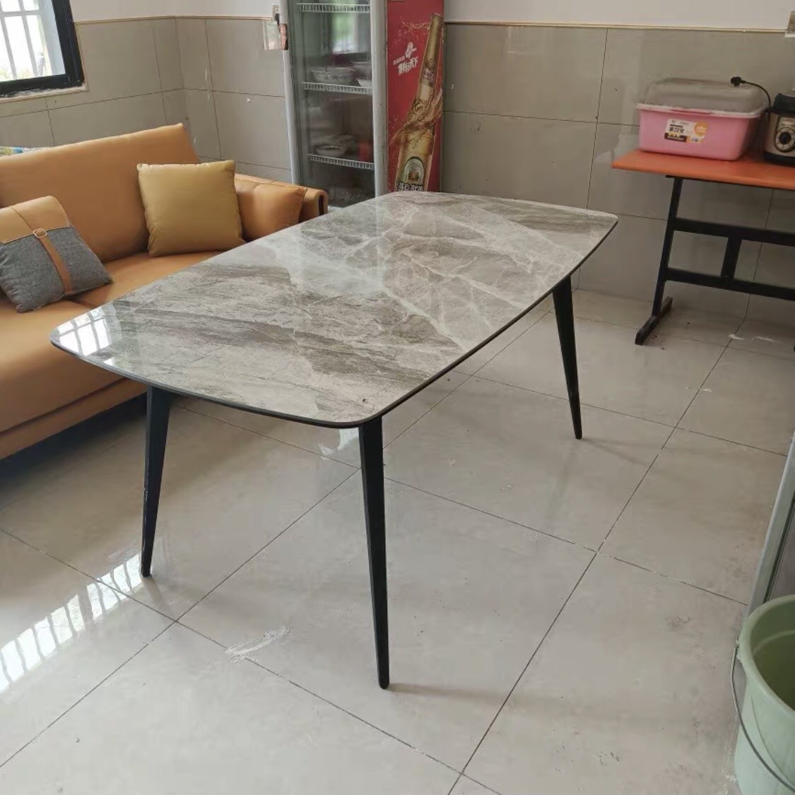 Bàn ăn mặt đá ceramic bóng nhập khẩu (được kiểm hàng)