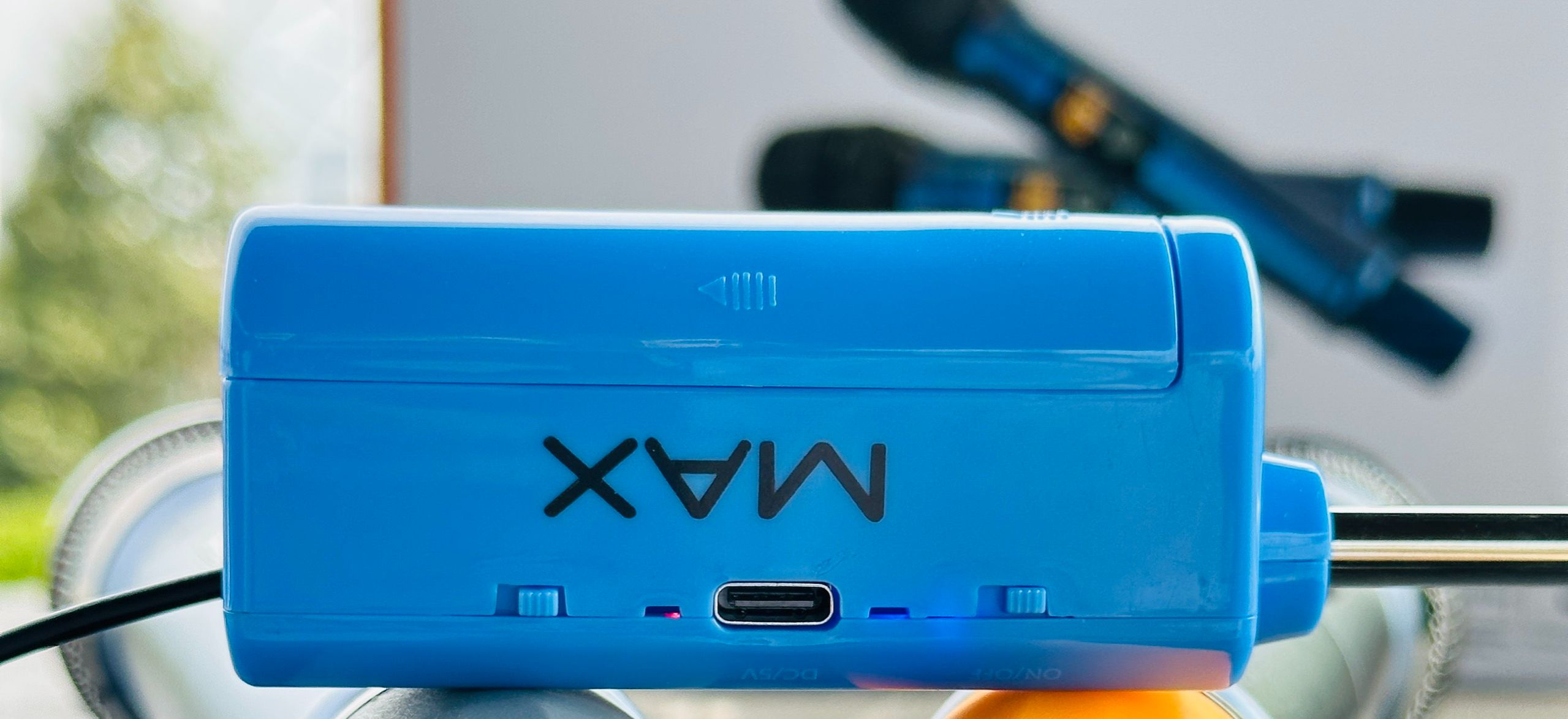 [ Micro Ca Sĩ ] Micro Không Dây Đa Năng Karaoke Max56 - Hút Âm Mạnh Mẽ, Nâng Giọng Hút Âm Giúp Dễ Hát Hơn, Chống Hú Hiệu Quả Sạc Pin Trực Tiếp Ngay Trên Micro, Giá Tốt Nhất Năm 2024