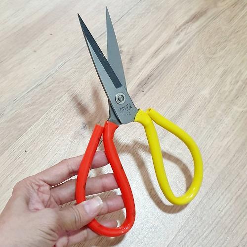 Kéo Cắt Lưỡi Thép Cán Bọc Nhựa 2 Màu Đổ Vàng( loại lớn 21cm)