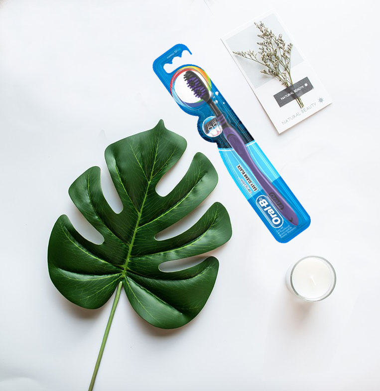 Bàn Chải Đánh Răng Oral-B Easy Clean Đen vỉ 1