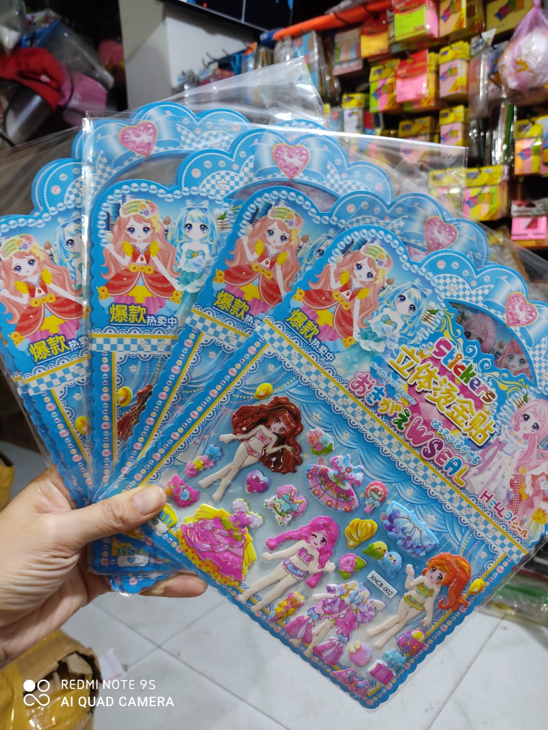 Hình dán nổi thay đồ búp bê cho bé