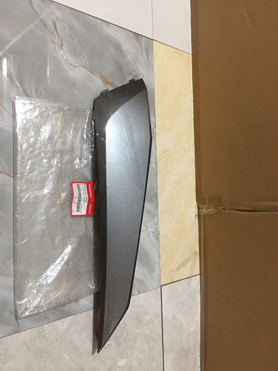 Ốp sàn bên phải màu xám *NH-B50M* lead 2013-2015 ( 83510K12900ZL)