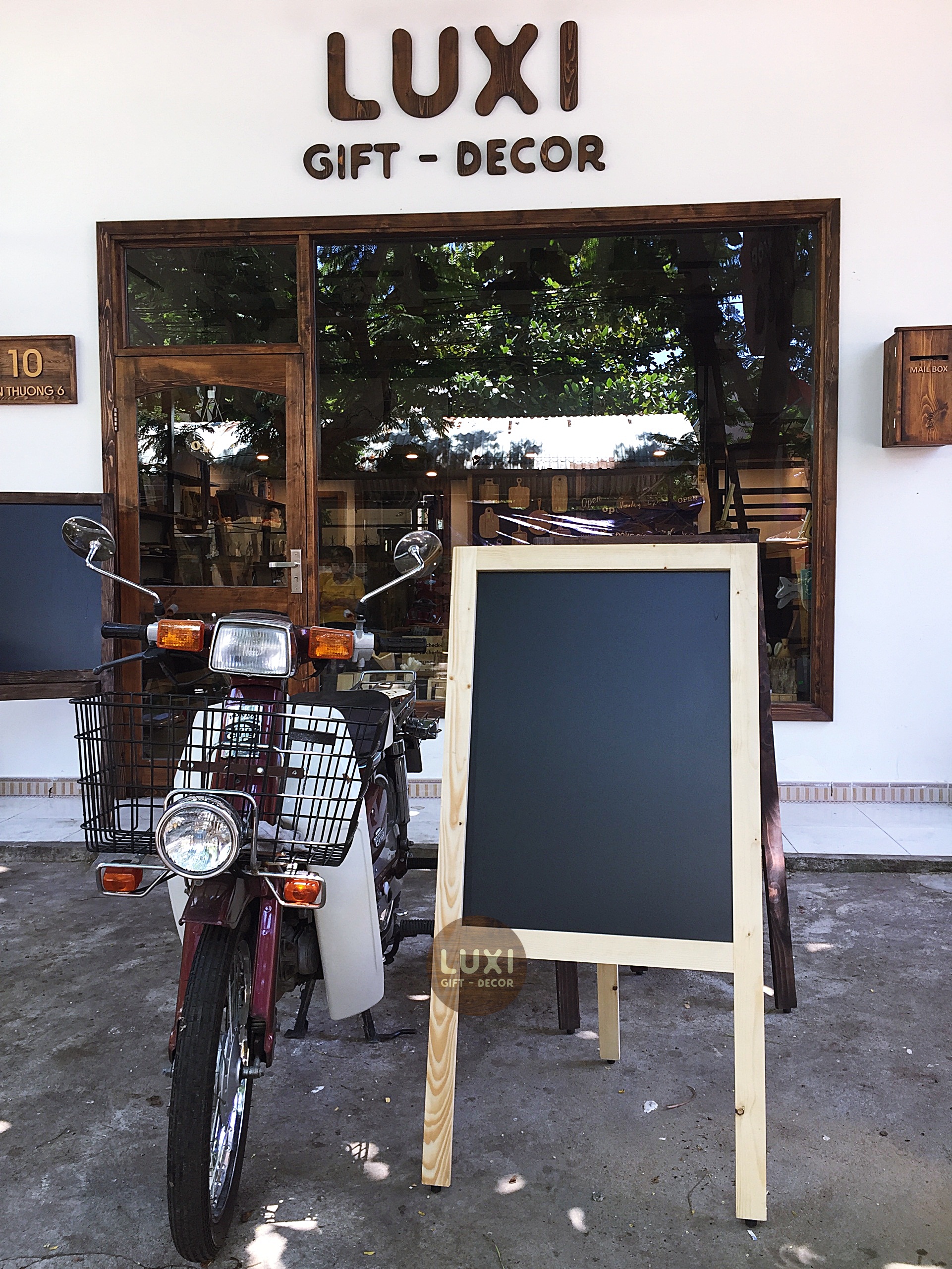 Bảng MENU cafe nhà hàng 1 mặt 3 chân gỗ gấp (TẶNG KÈM PHẤN MÀU + XỐP LAU BẢNG)