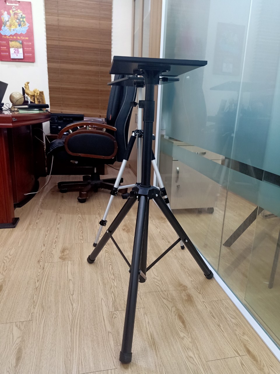 KỆ ĐỂ MÁY CHIẾU 3 CHÂN ĐA NĂNG DI ĐỘNG