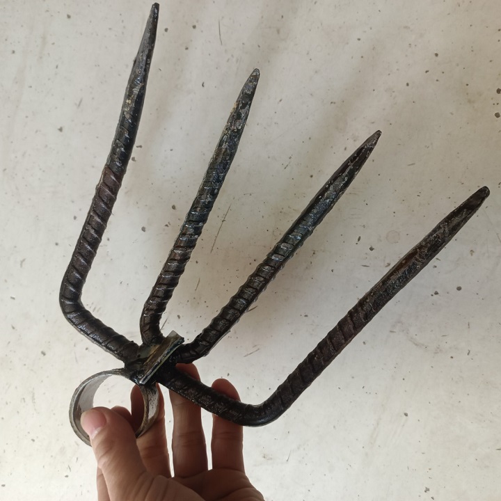 Bồ cào sắt 4 răng dài 20 cm không cán, phù hợp làm đất, cào lúa, cỏ, rơm