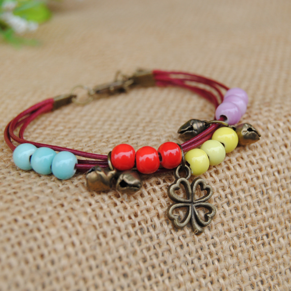 Vòng đeo tay handmade hạt gốm cỏ 4 lá xinh xắn