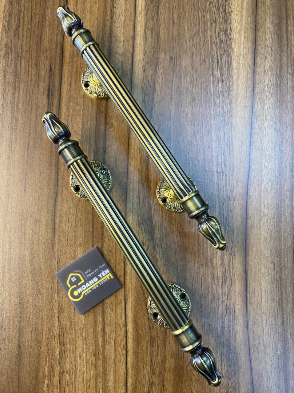 Tay nắm cửa gỗ, tay nắm tủ bằng đồng thau họa tiết Hoa sen dài 30cm màu rêu, Tay nắm cổng bằng đồng thau