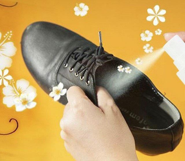 Chai xịt khử mùi giày bỏ túi mini (Japan)