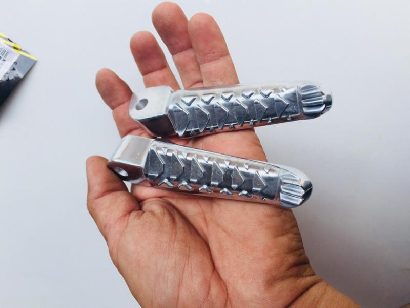 Gác chân cá xấu bật bi cho xe máy honda