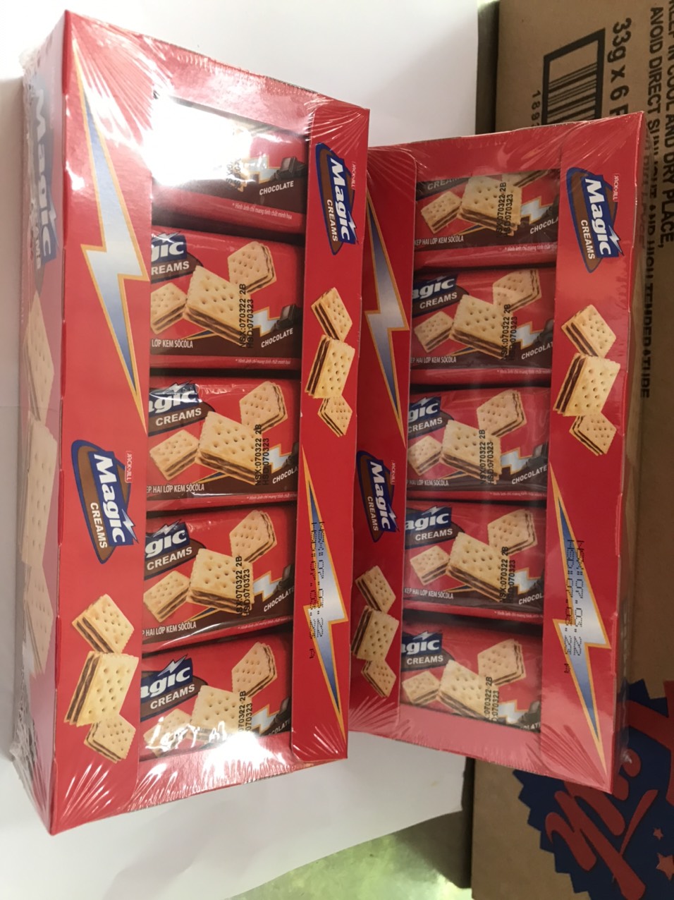 Bánh Magic Cracker Siêu Giòn Hai Lớp Kem Sôcôla (Hộp 20 gói)