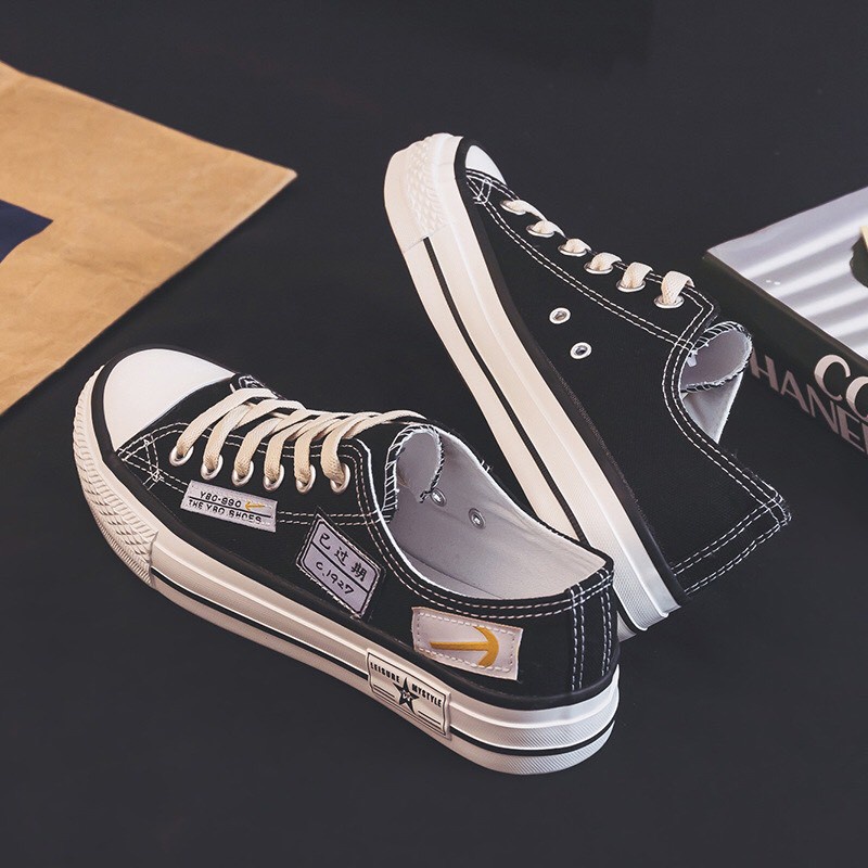 Giày Converse thiết kế giản dị